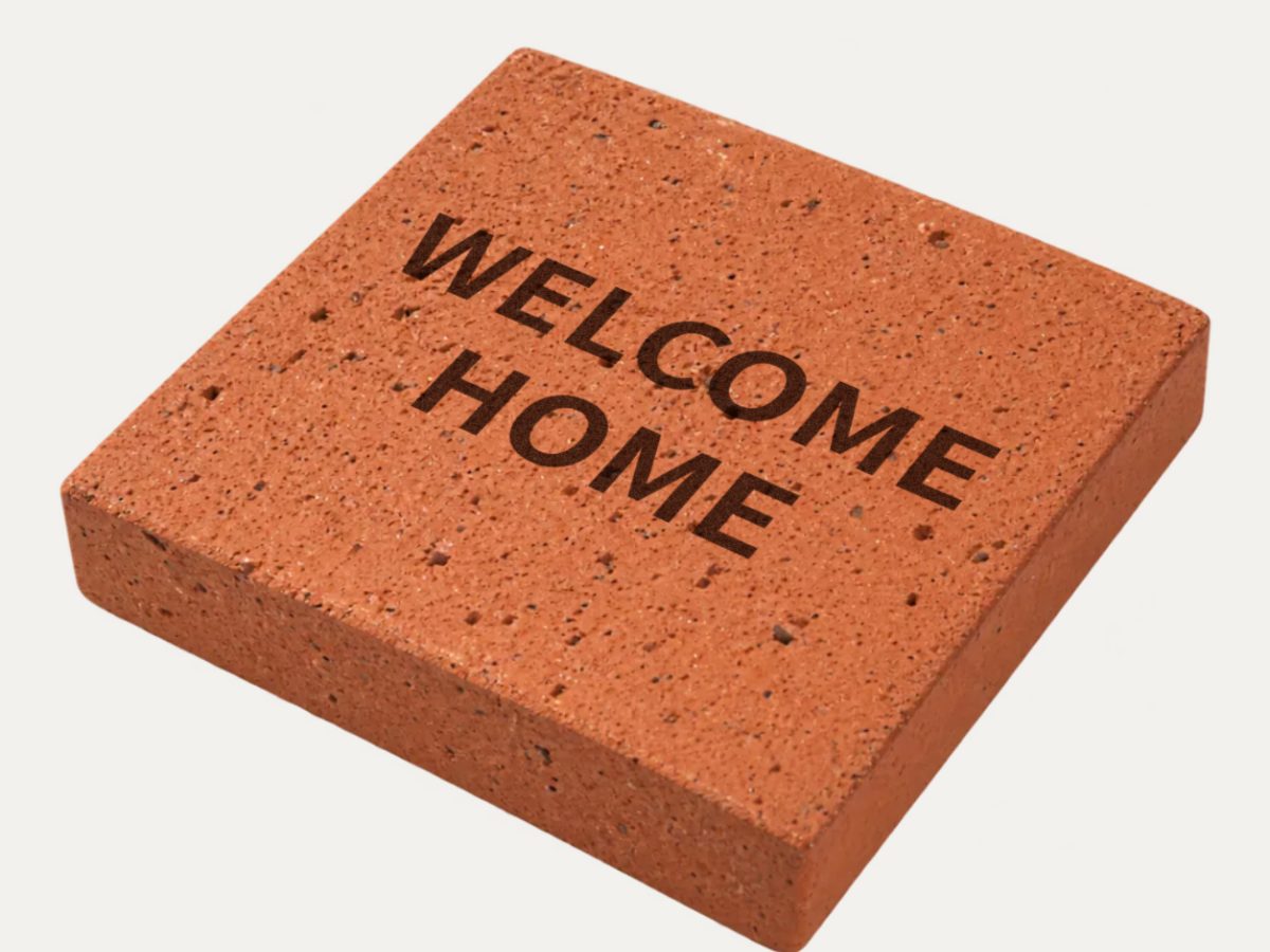 正方形のレンガにWELCOME HOMEと刻印したイメージ