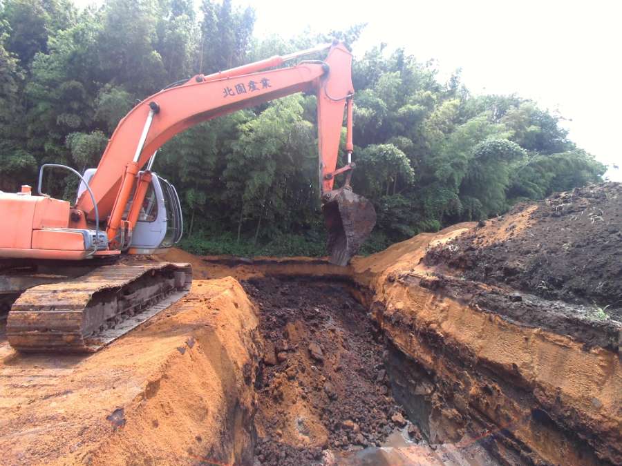 重機で粘土を掘り出す採掘現場